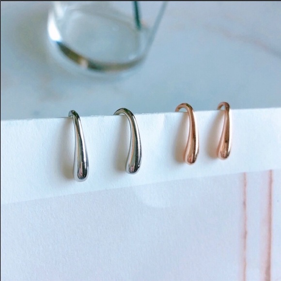 Clear Dried Flower Stud Earrings - Picture 9 of 11